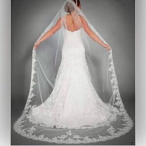 Elegant White Lace Wedding Veil